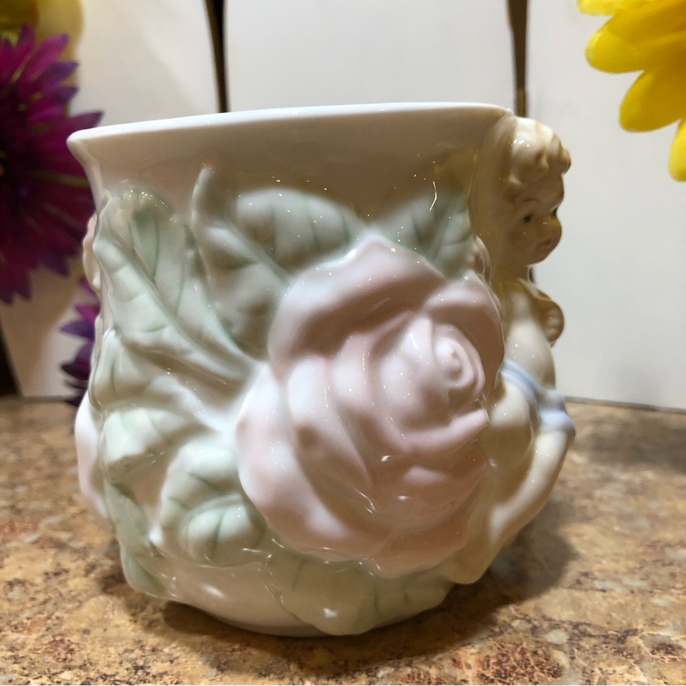 Vintage Avon 1992 Boy Cherub Angel & Roses Embossed Porcelain Mug - Picture 2 of 7